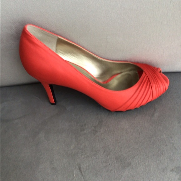 Coral Adrianna Papell Heels! 👠 - Picture 3 of 9